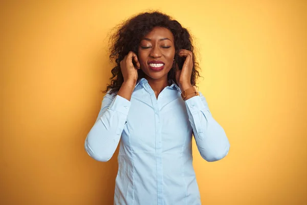 Empresária Afro Americana Vestindo Camisa Elegante Sobre Fundo Amarelo Isolado — Fotografia de Stock