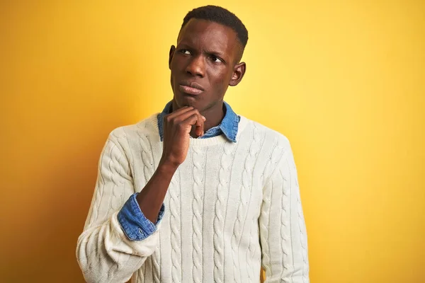 Hombre Afroamericano Con Camisa Mezclilla Suéter Blanco Sobre Fondo Amarillo —  Fotos de Stock