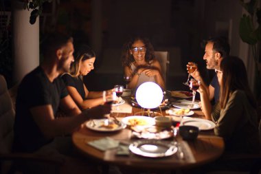 Güzel bir aile akşam yemeğinde terasta konuşuyor ve gülümsüyor