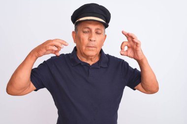 Siyah polo giyen yaşlı gri saçlı adam ve izole edilmiş beyaz arka plan üzerinde kaptan şapkası rahatla ve gözleri kapalı meditasyon yaparken parmaklarıyla gülümse. Yoga konsepti.