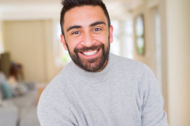 Yakışıklı adam, büyük bir gülümseme ile yüz gösteren neşeli gülümseyen