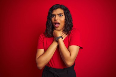 Güzel transseksüel kadın kırmızı arka plan üzerine tişört giyip bağırıyor ve boğuluyor çünkü acı verici bir boğulma. Sağlık problemi. Boğulma ve intihar konsepti.