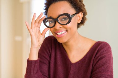 Afro saçlı gözlüklü güzel genç Afrika kadın