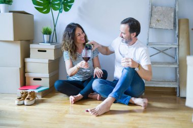 Orta yaş Senior romantik çift içinde aşk oturma üzerinde the Apartme