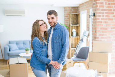 Karton kutular etrafında genç çift çok mutlu yeni bir eve hareket