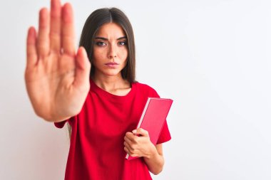 Genç ve güzel bir kız öğrenci elinde kırmızı kitapla beyaz arka planda duruyor. Eli açık, dur işareti yapıyor. Ciddi ve kendinden emin bir ifadeyle, savunma hareketi yapıyor.