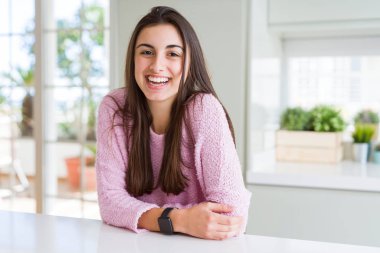 Güzel genç esmer kadın yüz gösteren büyük bir gülümseme ile kamera bakıyor neşeli gülümseyen