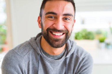 Yakışıklı adam, büyük bir gülümseme ile yüz gösteren neşeli gülümseyen