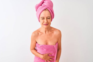Orta yaşlı bir kadın duş havlusu takıyor. İzole edilmiş beyaz arka planda duruyor. Midesi bulanıyor ve acı çekiyor. Ache kavramı.