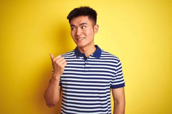 Jonge Aziatische Chinees Dragen Gestreepte Polo Staan Geïsoleerde Gele Achtergrond — Stockfoto