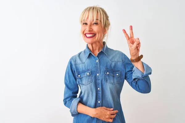 Mulher Meia Idade Vestindo Camisa Ganga Casual Sobre Fundo Branco — Fotografia de Stock