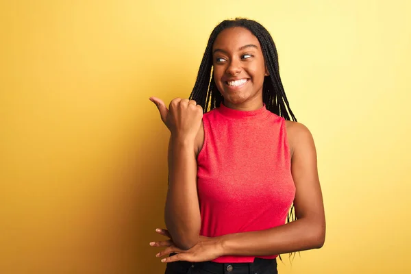 Afroamerikanerin Rotem Lässigem Shirt Vor Isoliertem Gelben Hintergrund Lächelnd Mit — Stockfoto