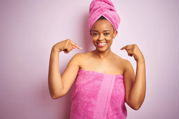 African American Woman Wearing Shower Towel Bath Pink Isolated Background — Stock Photo, Image