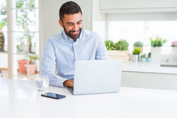 Hombre de negocios sonriendo trabajando con computadora portátil — Foto de Stock