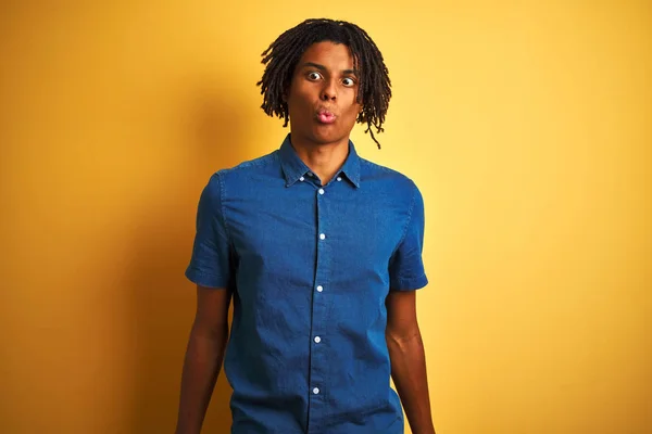 Homem Afro Com Dreadlocks Vestindo Camisa Ganga Casual Sobre Fundo — Fotografia de Stock