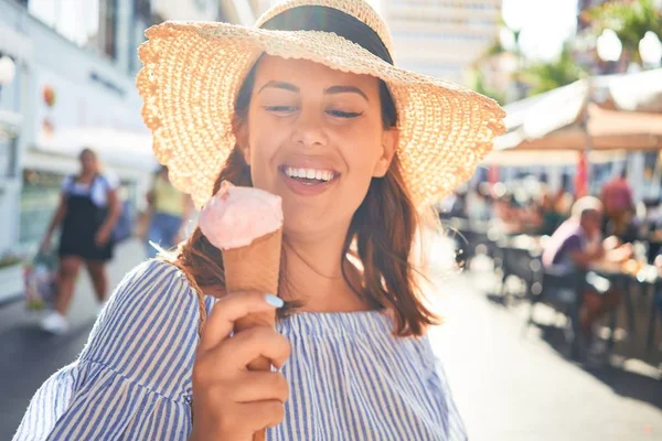 Jeune Belle Femme Mangeant Cône Crème Glacée Marchant Dans Rue — Photo