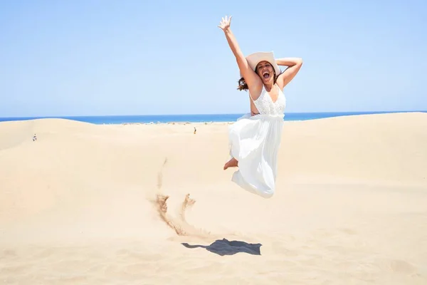 Jonge Mooie Vrouw Springen Gek Maspalomas Duinen Strand — Stockfoto