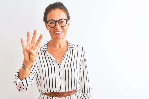 Donna Affari Mezza Età Indossa Abito Righe Occhiali Sfondo Bianco — Foto Stock