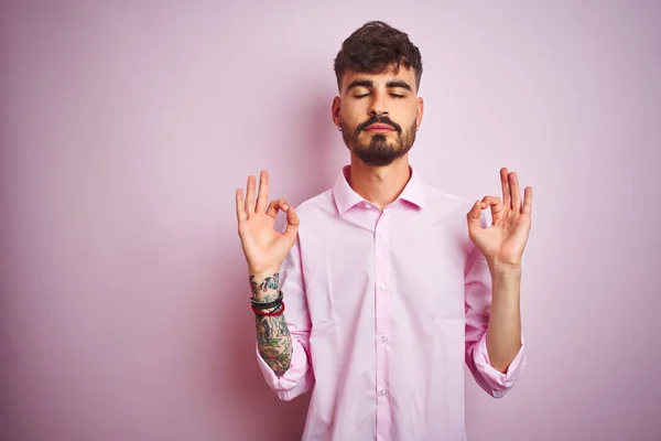 Jonge Man Met Tattoo Dragen Shirt Staande Geïsoleerde Roze Achtergrond — Stockfoto