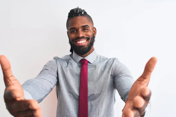 独立した白い背景の上に立ってネクタイを身に着けているブライドを持つアフリカ系アメリカ人のビジネスマンは 抱擁のために腕を開いて笑顔カメラを見て 幸せを受け入れる陽気な表情 — ストック写真