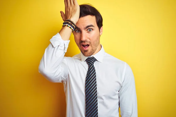 Mladý Pohledný Podnikatel Elegantní Košili Kravatě Přes Izolované Žluté Pozadí — Stock fotografie