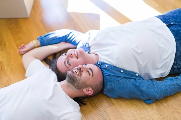 Jeune Couple Amoureux Couché Sur Sol Maison Neuve Arround Boîtes — Photo