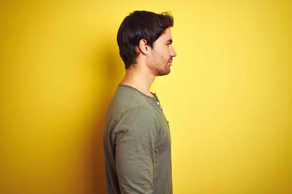 Young Handsome Man Wearing Casual Shirt Standing Isolated Yellow Background — Stock Photo, Image