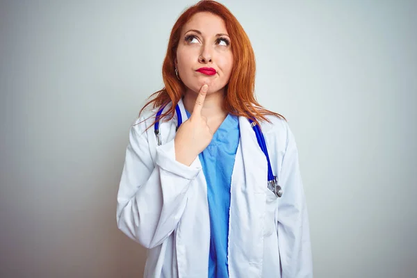 Jovem Mulher Médica Ruiva Usando Estetoscópio Sobre Fundo Isolado Branco — Fotografia de Stock