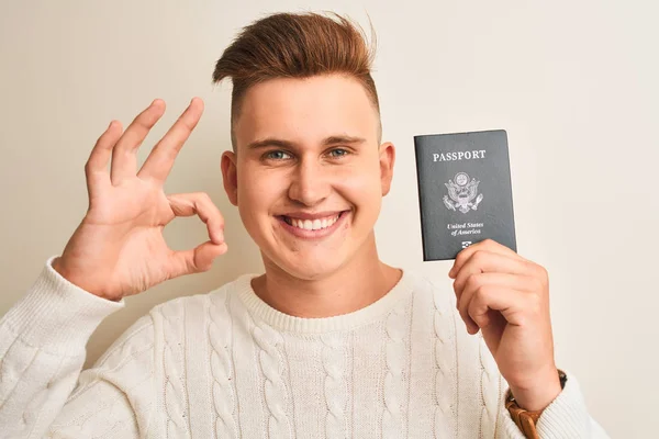 Joven Hombre Guapo Sosteniendo Pasaporte Los Estados Unidos Sobre Fondo —  Fotos de Stock