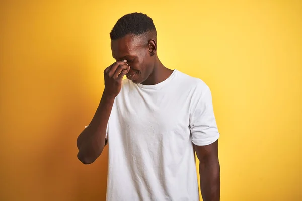 Jeune Homme Afro Américain Portant Shirt Blanc Debout Sur Fond — Photo