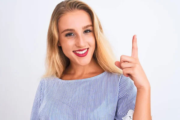 Jovem Mulher Bonita Vestindo Elegante Camiseta Azul Sobre Fundo Branco — Fotografia de Stock