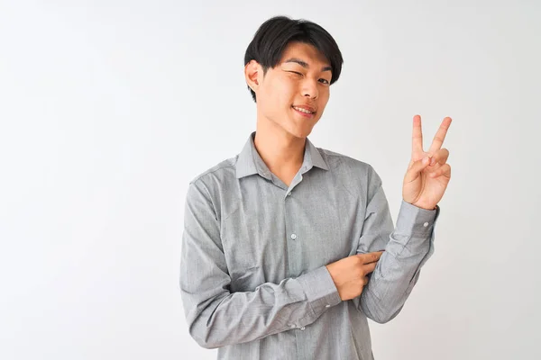 Čínský Podnikatel Elegantní Košili Stojí Nad Izolovaným Bílým Pozadím Usmívá — Stock fotografie