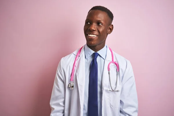 Homem Médico Afro Americano Vestindo Estetoscópio Sobre Fundo Rosa Isolado — Fotografia de Stock