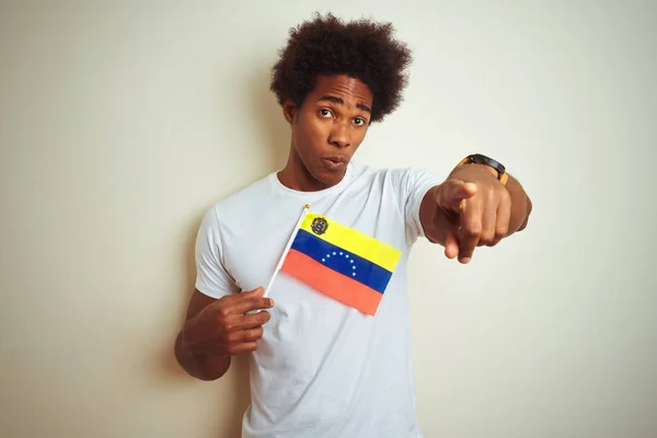 Afro Amerykanin Trzymający Wenezuelską Flagę Stoi Nad Odizolowanym Białym Tłem — Zdjęcie stockowe