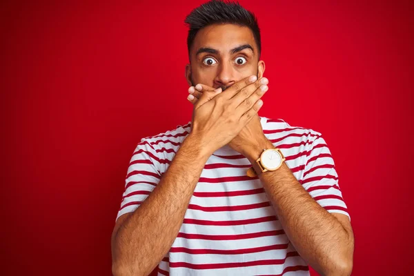 Jovem Indiano Vestindo Camiseta Listrada Sobre Fundo Vermelho Isolado Chocou — Fotografia de Stock