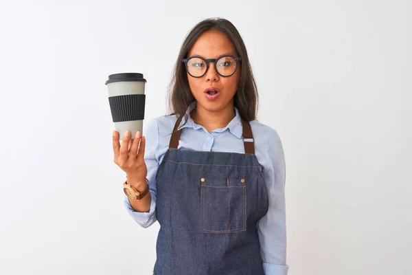 Mladá Čínská Baristka Nosí Brýle Které Drží Kávu Nad Izolovaným — Stock fotografie