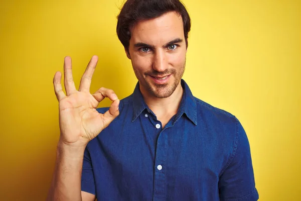 Jovem Homem Bonito Com Tatuagem Vestindo Camisa Casual Sobre Fundo — Fotografia de Stock