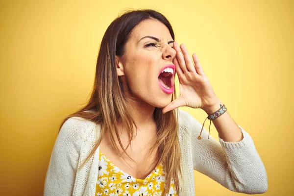 Mujer Hermosa Joven Con Chaqueta Pie Sobre Fondo Amarillo Aislado —  Fotos de Stock