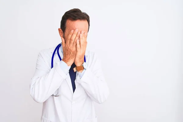코트를 청진기를 중년의 의사는 울면서 손으로 얼굴을 표정을 우울증 — 스톡 사진