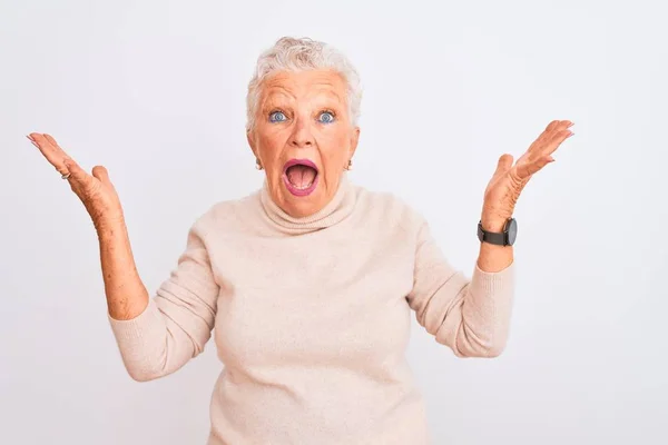 Eine Ältere Grauhaarige Frau Rollkragenpullover Steht Vor Isoliertem Weißen Hintergrund — Stockfoto