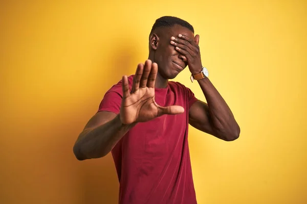 Joven Hombre Afroamericano Vistiendo Camiseta Roja Pie Sobre Fondo Amarillo — Foto de Stock