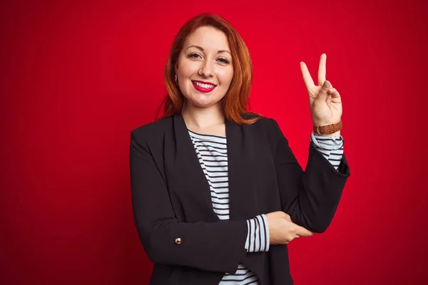 Schöne Rothaarige Geschäftsfrau Die Elegante Jacke Über Isoliertem Rotem Hintergrund — Stockfoto