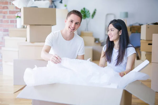 Jong Mooi Paar Staan Bij Nieuwe Thuis Rond Kartonnen Dozen — Stockfoto