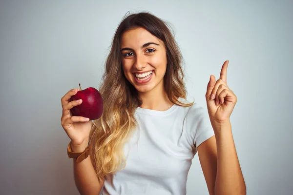 Jonge Mooie Vrouw Eten Rode Appel Grijs Geïsoleerde Achtergrond Zeer — Stockfoto