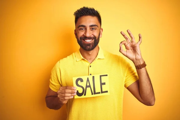 Ung Arabisk Indian Latinamerikansk Man Som Håller Försäljning Banner Över — Stockfoto