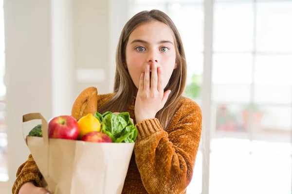 Bella Ragazza Possesso Sacchetto Carta Generi Alimentari Freschi Coprire Bocca — Foto Stock