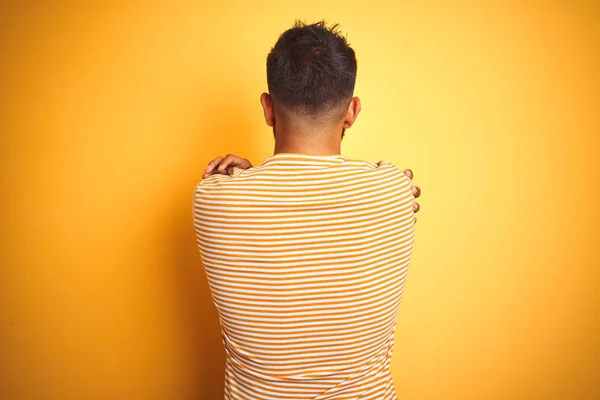 Jovem Índio Vestindo Camiseta Sobre Fundo Amarelo Isolado Abraçando Feliz — Fotografia de Stock