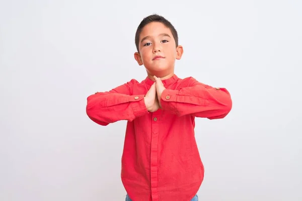 Mooie Jongen Draagt Elegante Rode Shirt Staan Geïsoleerde Witte Achtergrond — Stockfoto