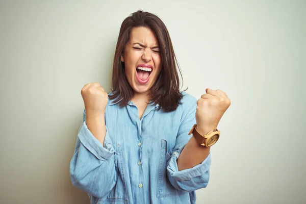 Junge Schöne Brünette Frau Trägt Legeres Blaues Jeanshemd Über Isoliertem — Stockfoto