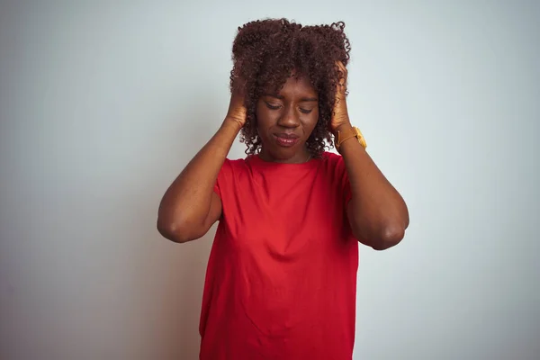 Jeune Afro Africaine Portant Shirt Rouge Sur Fond Blanc Isolé — Photo